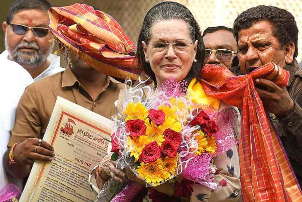 नई दिल्ली में वाल्मीकि जयंती के मौके पर वाल्मीकि रथ यात्रा के उद्घाटन के दौरान कांग्रेस अध्यक्ष सोनिया गांधी