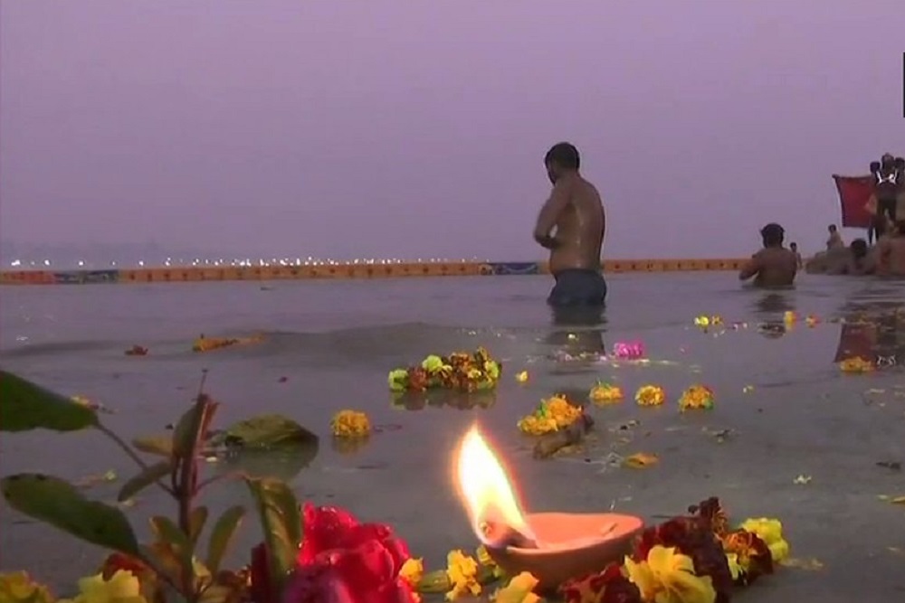 प्रयागराज का दृश्य: वर्ष 2019 की पहली सुबह गंगा में स्नान करते श्रद्धालु