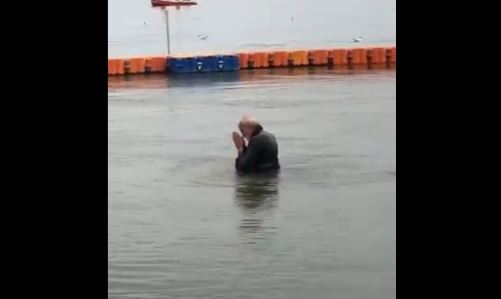 प्रयागराज में संगम में डुबकी लगाते प्रधानमंत्री नरेंद्र मोदी