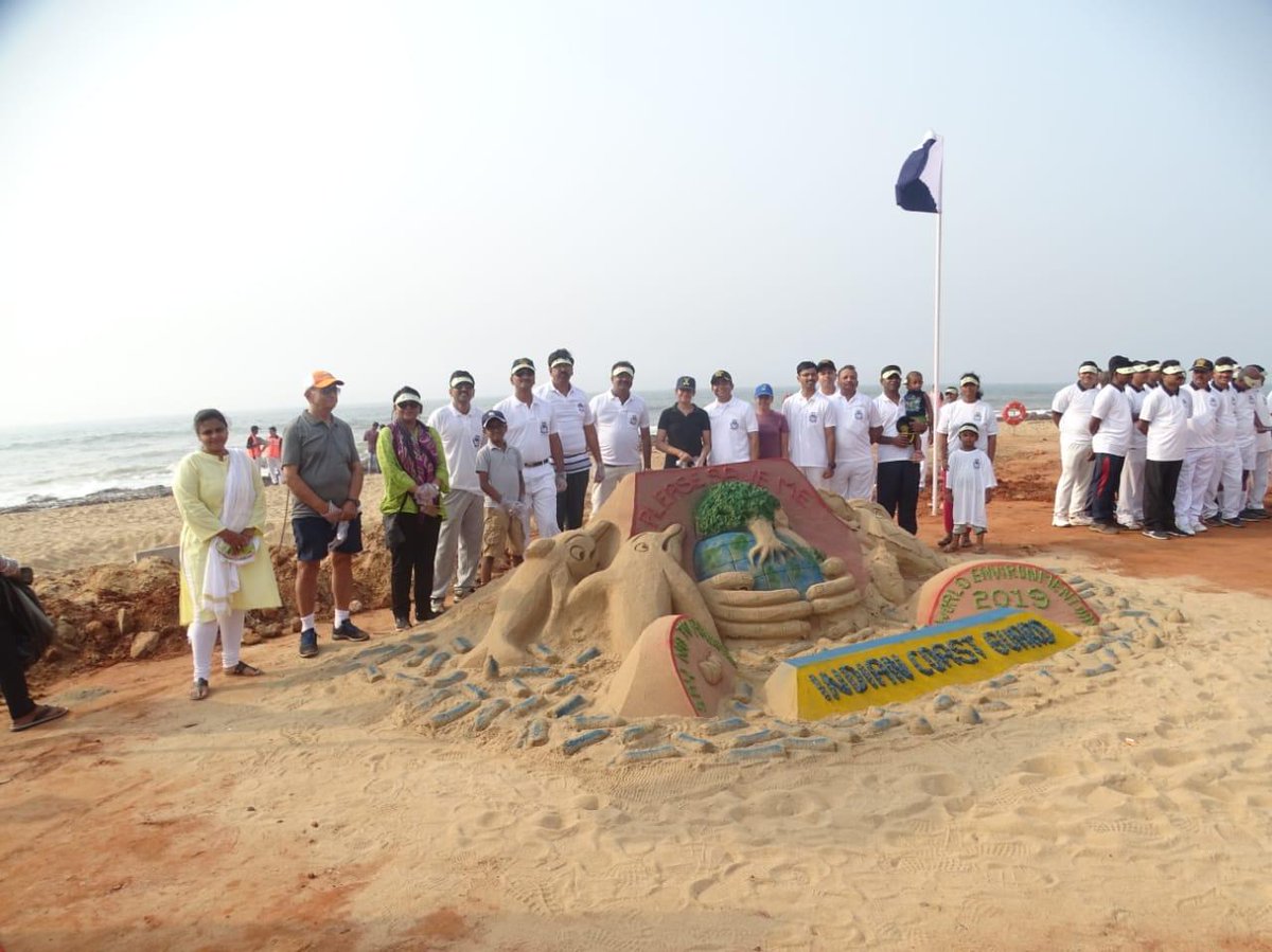 विशाखापट्टनम के रशिकोंडा बीच पर भारतीय तटरक्षक द्वारा आयोजित सफाई अभियान का दृश्य