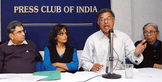 नई दिल्ली में बांग्लादेशी लेखिका तस्लीमा नसरीन के समर्थन में 13 फरवरी, 2008 में आयोजित एक प्रेस कॉन्फ्रेंस के दौरान नाटककार और अभिनेता गिरीश कर्नाड