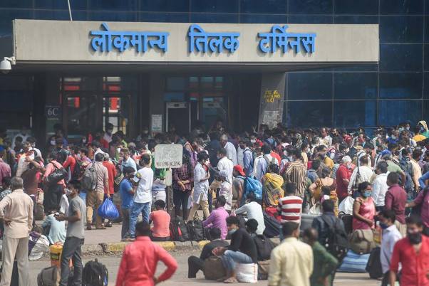 कोरोना महामारी के मद्देनजर मुंबई से अपने घरों को वापस लौटते यात्री