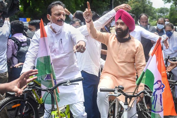 ईंधन की कीमतों में वृद्धि के खिलाफ पार्टी कार्यकर्ताओं के साथ प्रदर्शन करते मुंबई कांग्रेस अध्यक्ष भाई जगताप