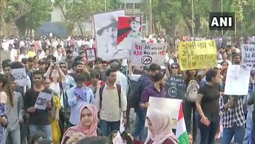 मुंबई के अगस्त क्रांति मैदान में नागरिकता संशोधन कानून के खिलाफ विरोध जताने के लिए पहुंचे प्रदर्शनकारी