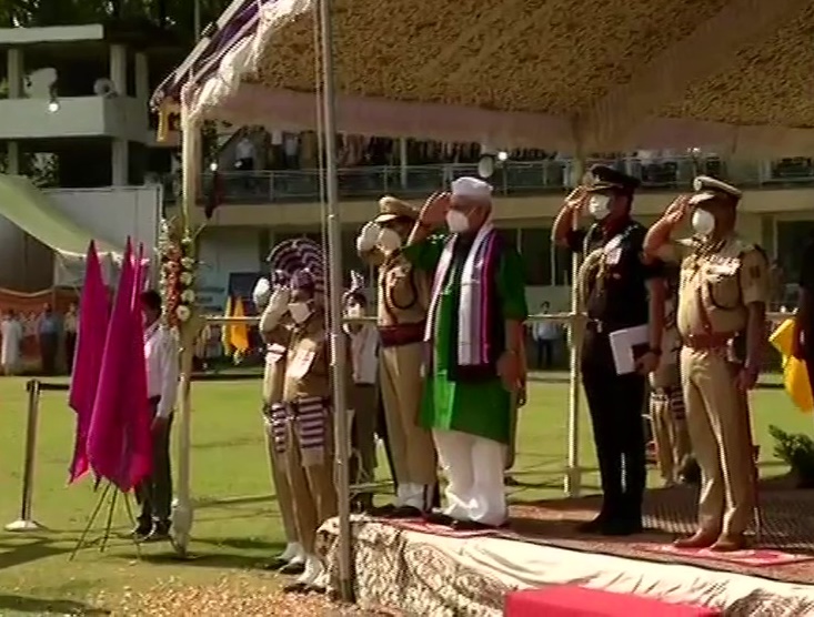 स्वतंत्रता दिवस के अवसर पर श्रीनगर में राष्ट्रीय ध्वज फहराते जम्मू और कश्मीर के लेफ्टिनेंट गवर्नर मनोज सिन्हा