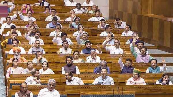 लोकसभा में कल पेश होगा वक्फ संशोधन बिल, सरकार और विपक्ष में तनातनी के आसार