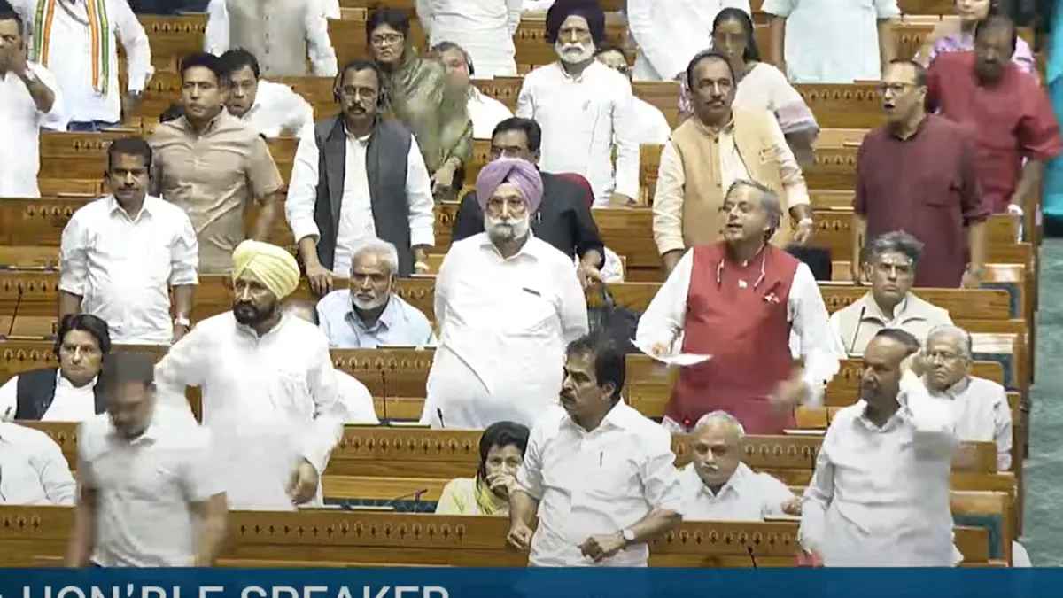 लोकसभा में देर रात पास हुआ वक्फ संशोधन बिल, विपक्ष ने जमकर किया हंगामा