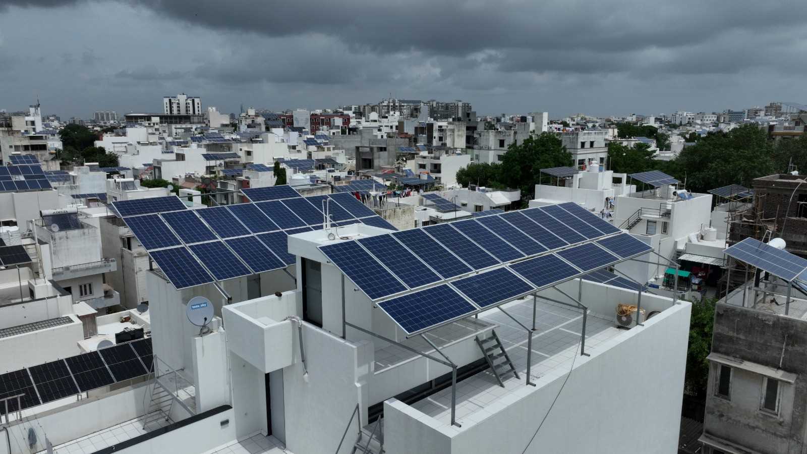 गुजरात बना सौर ऊर्जा का सिरमौर, पीएम सूर्य घर योजना में सबसे अधिक 34% योगदान