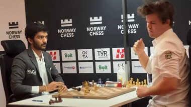 नॉर्वे चेस टूर्नामेंट में गुकेश ने पलटी बाज़ी, पहली बार क्लासिकल गेम में मैग्नस कार्लसन को हराया