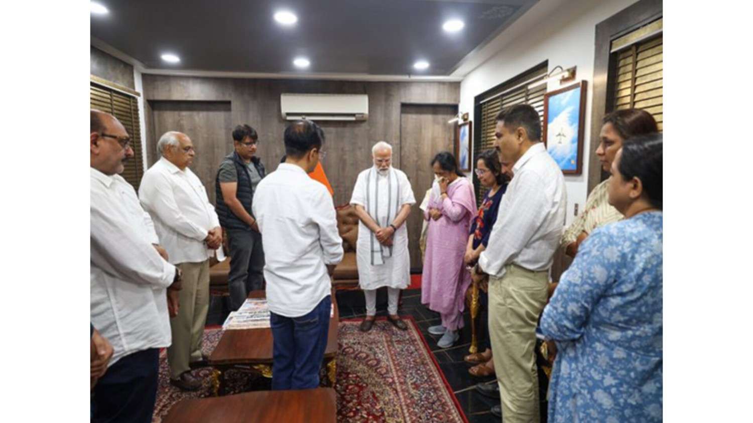 पीएम मोदी ने विमान दुर्घटना में मारे गए गुजरात के पूर्व सीएम विजय रूपाणी के परिवार से मुलाकात की