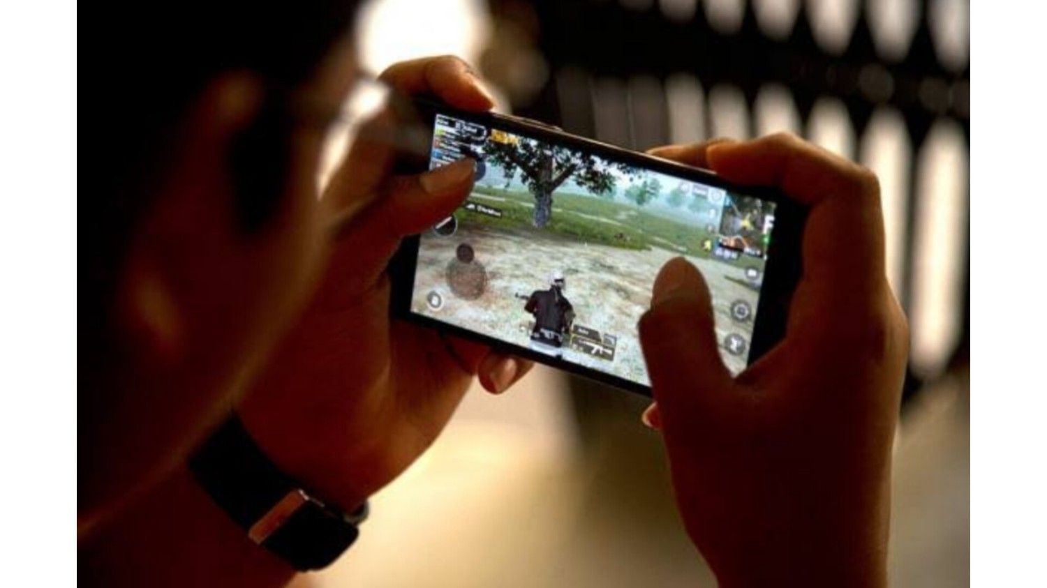 डिजिटल एडिक्शन : मोबाइल ने ले लिया माँ-बाप की गोद का स्थान?