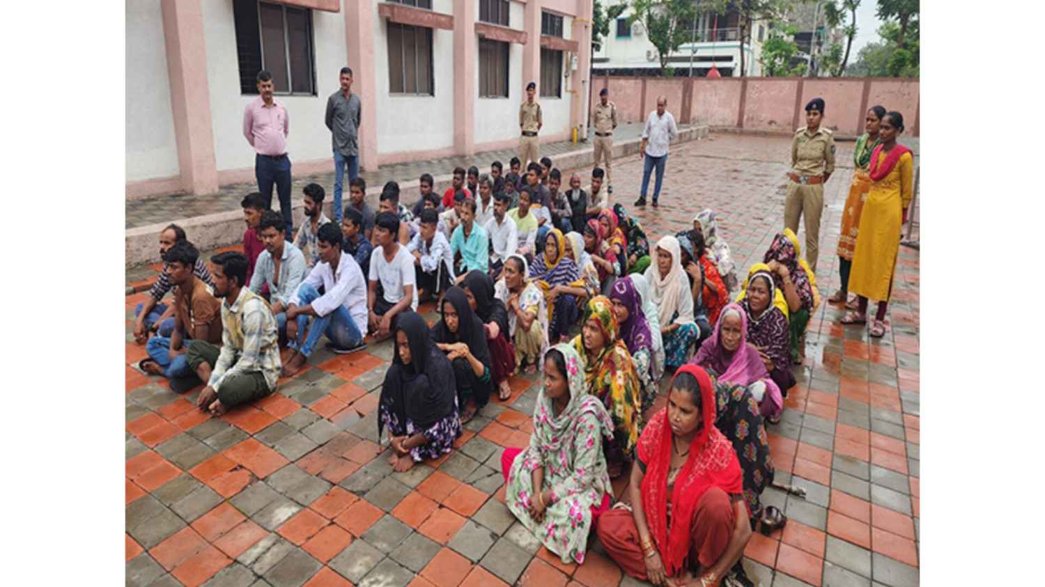 गुजरात : गुजरात पुलिस ने 200 अवैध बांग्लादेशियों को पकड़ा, निर्वासन प्रक्रिया जारी