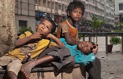 आय निर्धनता से आगे बढ़ते हुए: विकासशील राज्यों की सहायता के लिए समग्र दृष्टिकोण