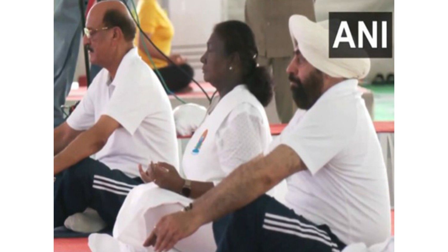 अंतर्राष्ट्रीय योग दिवस : राष्ट्रपति द्रौपदी मुर्मू ने देहरादून में मनाया 11वां अंतरराष्ट्रीय योग दिवस