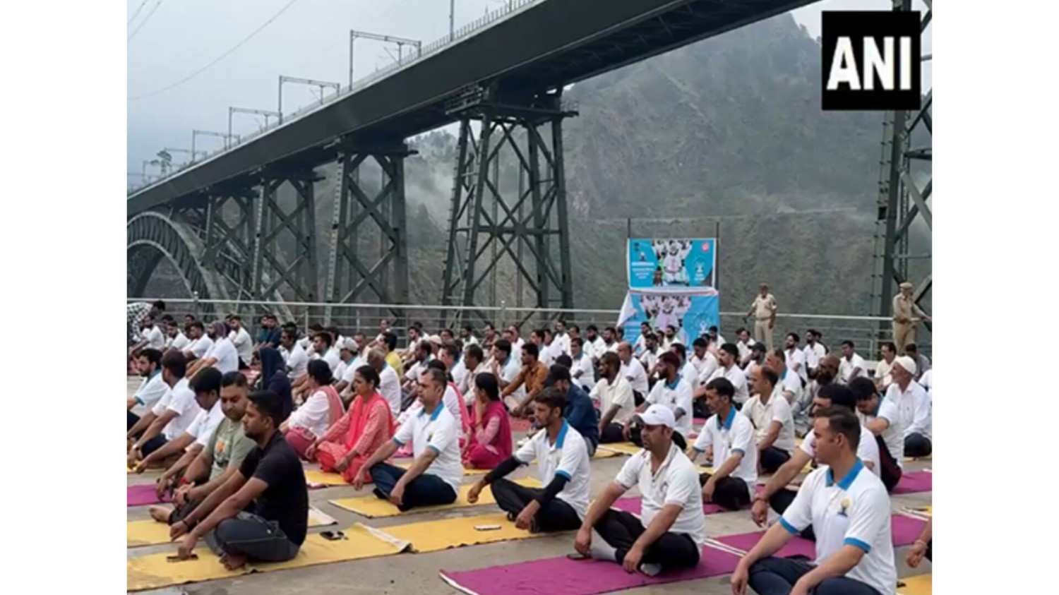 अंतर्राष्ट्रीय योग दिवस : जम्मू-कश्मीर के रियासी में दुनिया के सबसे ऊंचे रेलवे पुल चेनाब रेल ब्रिज पर योग सत्र आयोजित