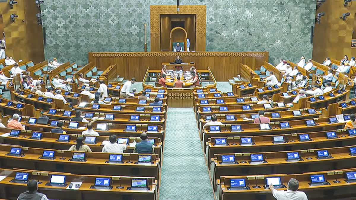 संसद में हंगामा: बिहार के एसआईआर मुद्दे पर विपक्ष अड़ा, कार्यवाही दोपहर 2 बजे तक ठप