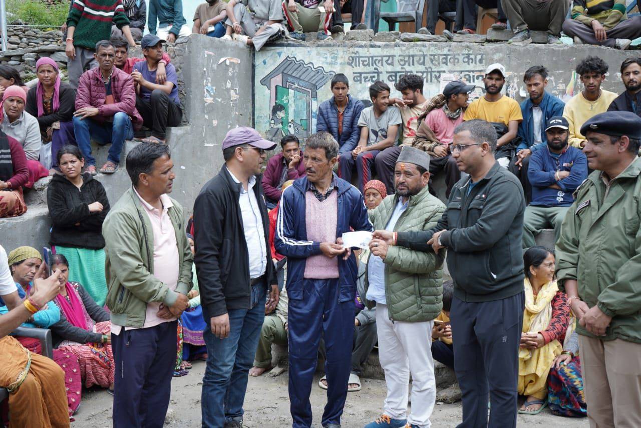 उत्तराखंड: मुख्यमंत्री के निर्देशानुसार प्रभावित परिवारों को वितरित किए रू. 5-5 लाख सहायता राशि के चेक