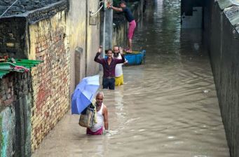 यमुना का पानी मजनू का टीला की गलियों में घुसा; घर-दुकानें डूबीं, जनजीवन अस्त-व्यस्त