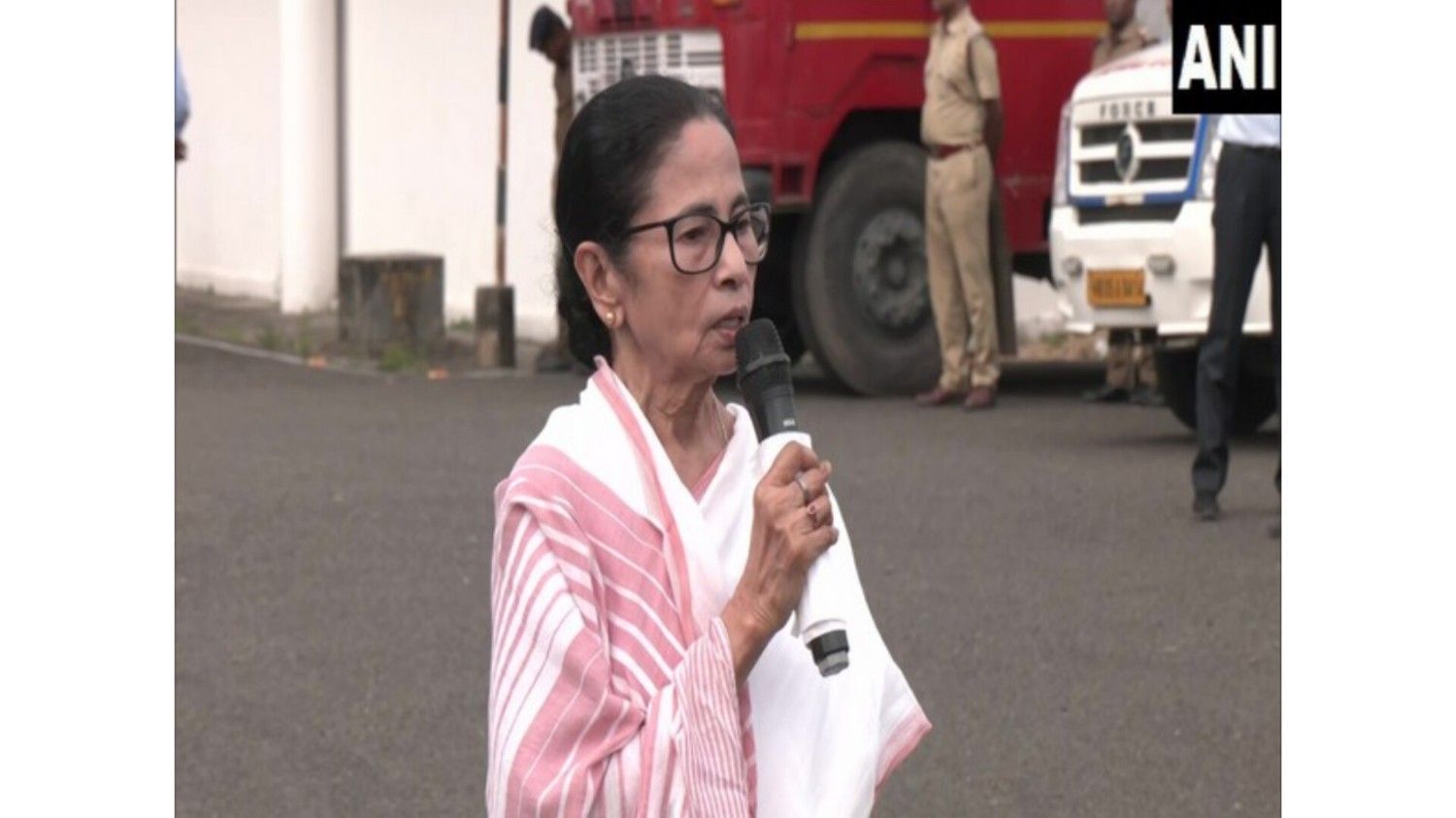 नेपाल में बढ़ते विरोध के बीच पश्चिम बंगाल की मुख्यमंत्री ने की सीमावर्ती जिलों से अपील, कहा 