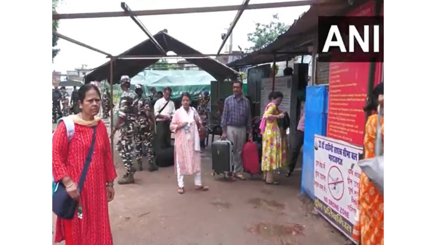 यूपी पुलिस सीमावर्ती जिलों में हाई अलर्ट पर, नेपाल में फंसे भारतीय नागरिकों के लिए हेल्पलाइन नंबर जारी