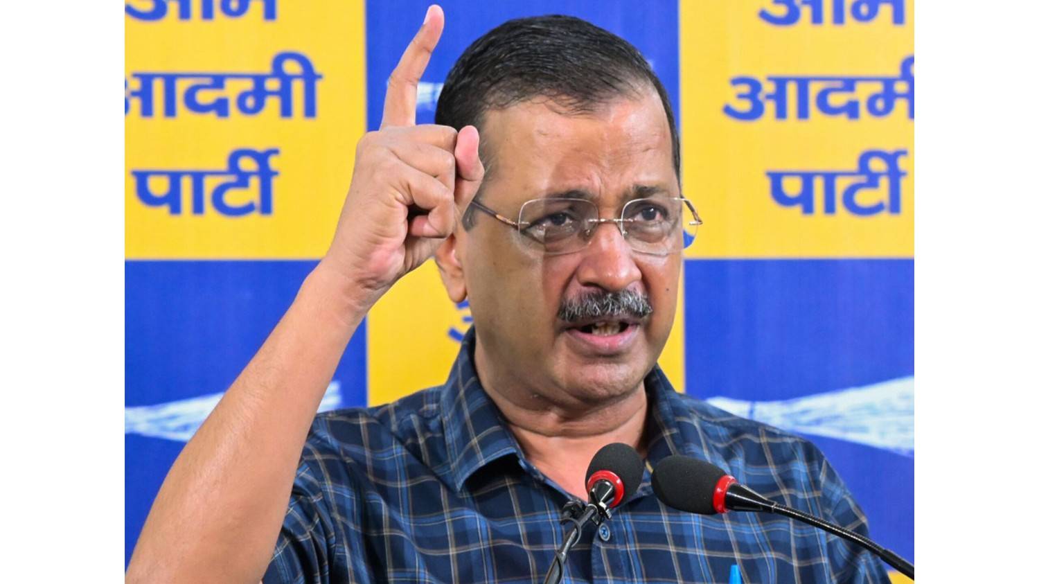 दिल्ली: आम आदमी पार्टी संयोजक अरविंद केजरीवाल ने स्कूलों को बार-बार बम से उड़ाने की धमकी देने पर दिल्ली सरकार की आलोचना की