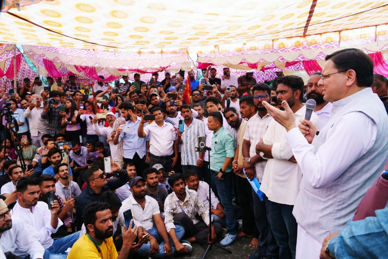 युवाओं के बीच पहुंचे सीएम धामी, परीक्षा प्रकरण में सीबीआई जांच की संस्तुति