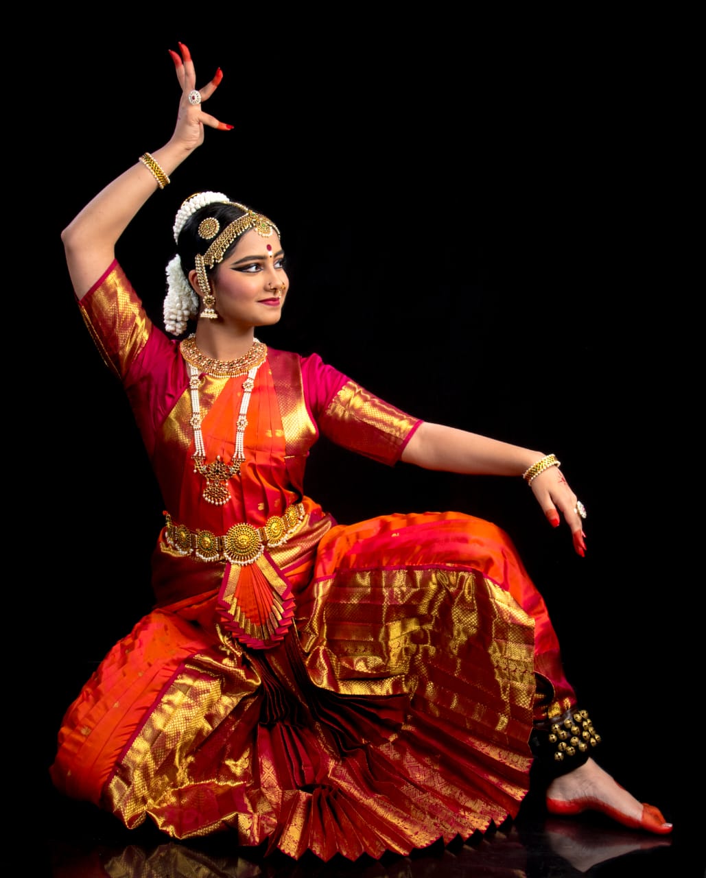 रोमांचक रंग भरती युवा नृत्यांगना