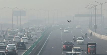 राजधानी दिल्ली की हवा 'बहुत खराब', शहर कोहरे और धुंध की चपेट में