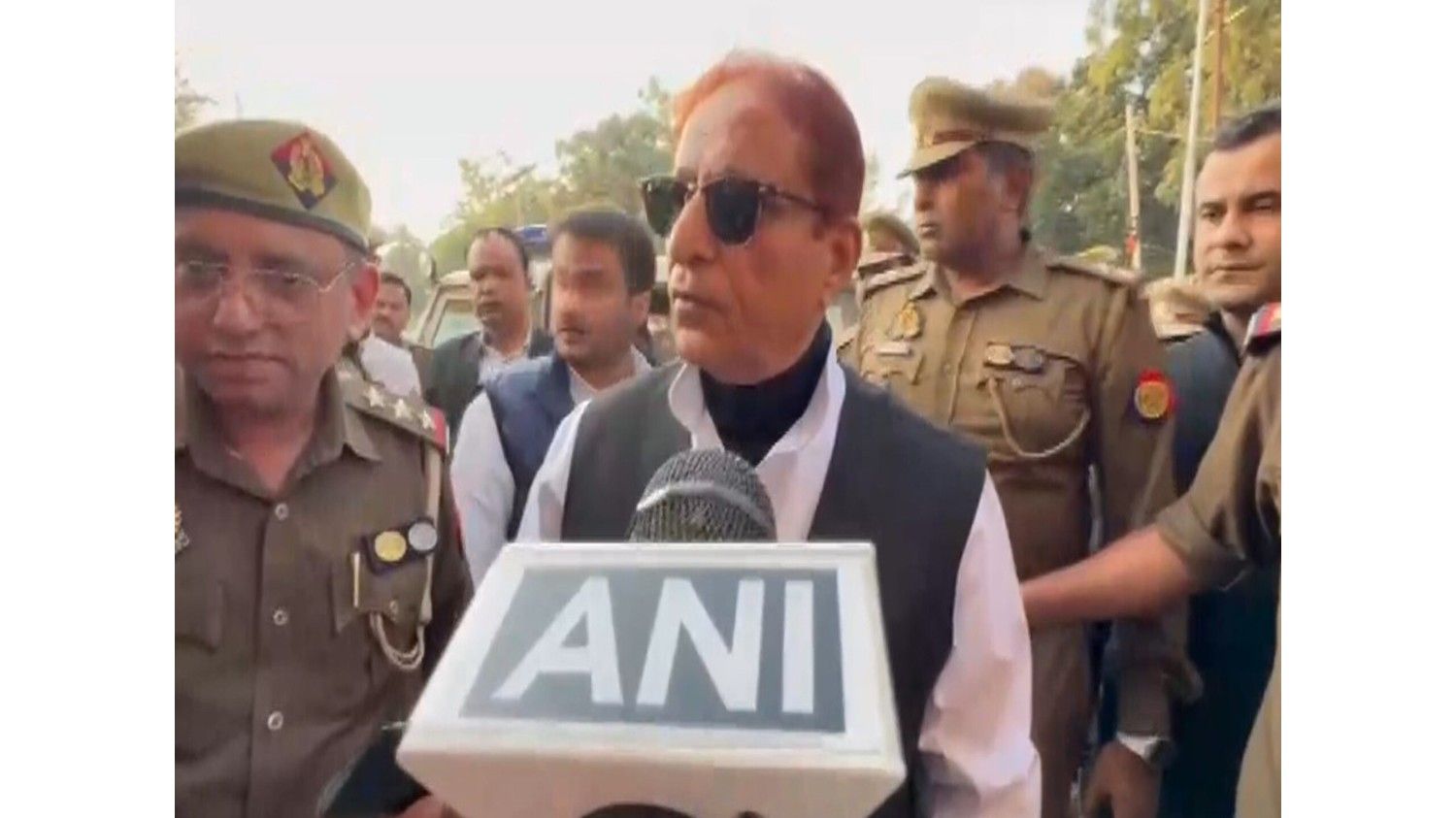 सपा नेता आजम खान और उनके बेटे अब्दुल्ला आजम को दोहरे पैन कार्ड मामले में 7 साल की सजा