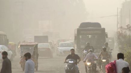 राजधानी दिल्ली में ठंड बढ़ी, प्रदूषण से कोई राहत नहीं