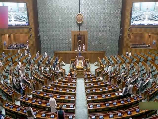 संसद के शीतकालीन सत्र के पहले ही दिन हंगामा, विपक्ष की नारेबाजी के बीच लोकसभा स्थगित