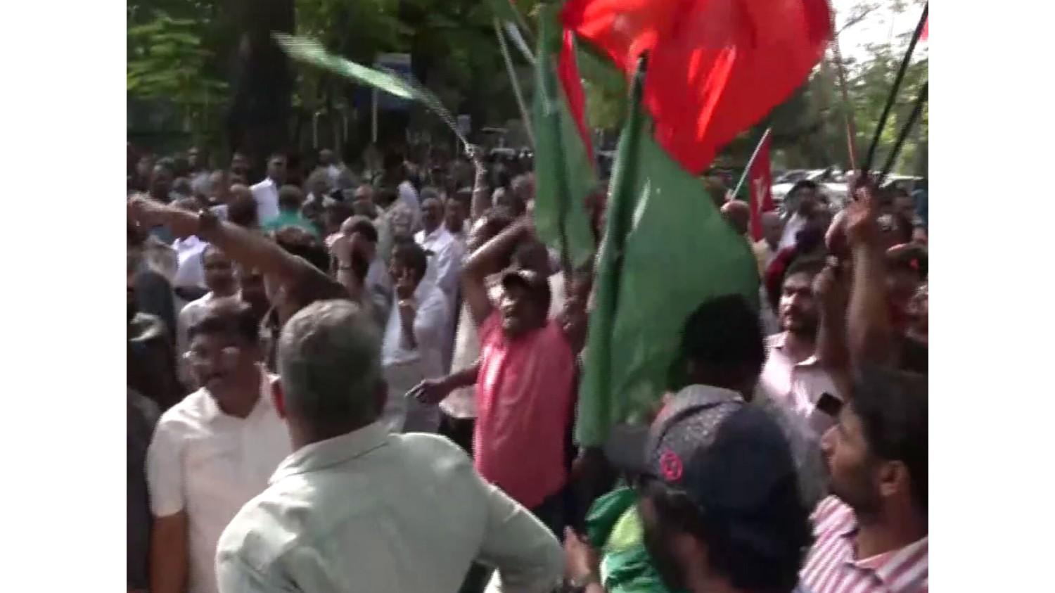 केरल: स्थानीय निकाय चुनावों में गठबंधन की बड़ी जीत पर यूडीएफ कार्यकर्ताओं ने जश्न मनाया