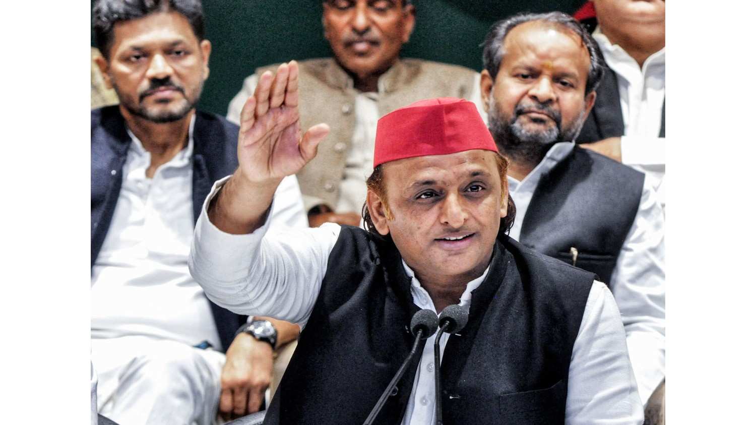 मुख्यमंत्री योगी आदित्यनाथ ने राहुल गांधी और अखिलेश को बताया नमूना, सपा प्रमुख ने किया पलटवार