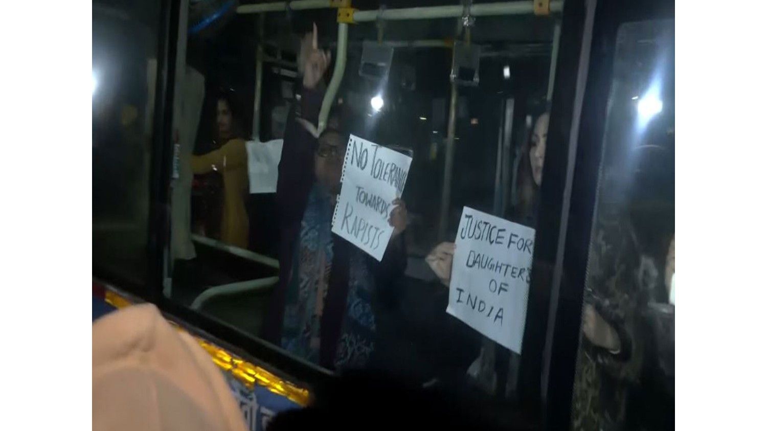 दिल्ली पुलिस ने 2017 के उन्नाव बलात्कार और अंकिता भंडारी मामलों के विरोध में प्रदर्शन कर रहे कार्यकर्ताओं को हिरासत में लिया