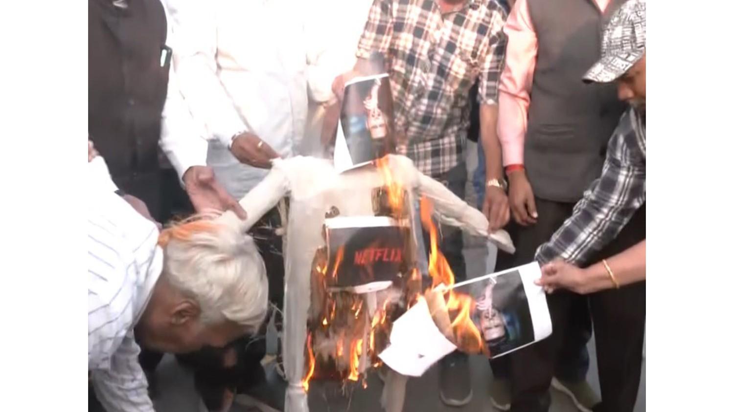 नेटफ्लिक्स की फिल्म 'घूसखोर पंडित' के खिलाफ भारत भर में विरोध प्रदर्शन शुरू; प्रयागराज और इंदौर में जलाए गए पुतले