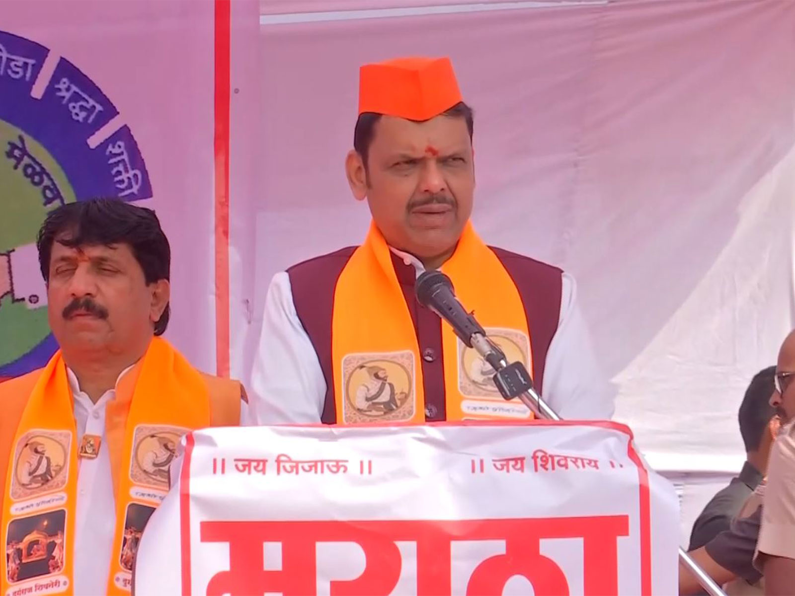 महाराष्ट्र के मुख्यमंत्री देवेंद्र फडणवीस ने शिवाजी महाराज की जयंती पर उनकी विरासत को किया याद