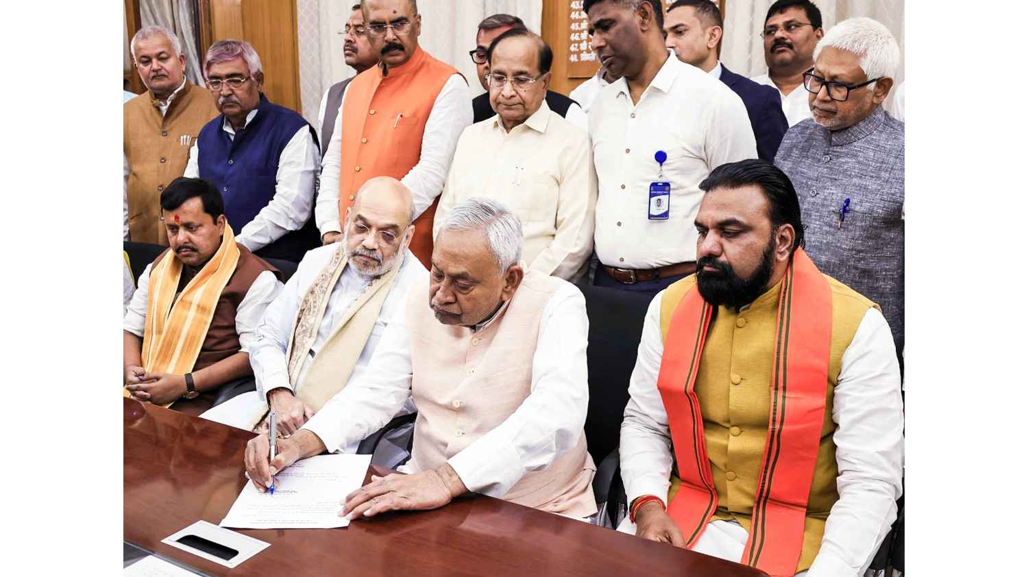 बिहार : नीतीश कुमार ने राज्यसभा के लिए नामांकन दाखिल किया, एनडीए ने किया स्वागत, विपक्ष ने इसे 