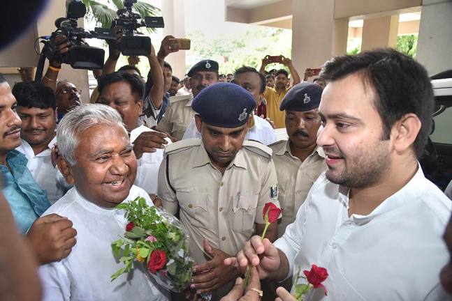 राजद की राष्ट्रीय कार्यकारिणी बैठक में पहुंचे तेजस्वी यादव