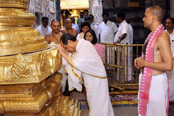 तिरुपति के तिरुमाला में भगवान वेंकटेश्वर के पहाड़ी मंदिर में प्रार्थना करते भारत के मुख्य न्यायाधीश रंजन गोगोई