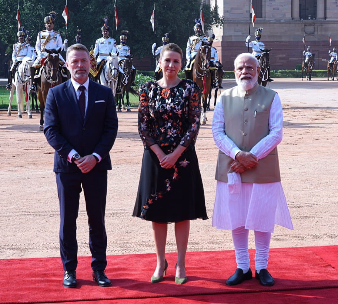 डेनमार्क की पीएम मेटे फ्रेडरिकसेन के भारत पहुंचने पर पीएम मोदी ने की अगवानी