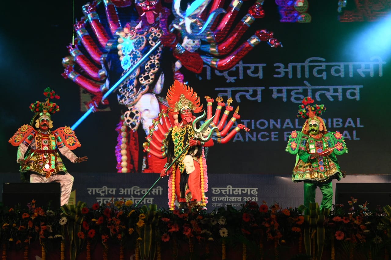 राष्ट्रीय आदिवासी नृत्य महोत्सव और छत्तीसगढ़ राज्योत्सव 2021 में प्रस्तुत मां काली की अराधना के लिए किया जाने वाला कालीअट्टम लोक नृत्य