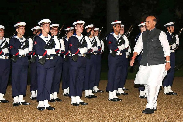 पेरिस में औपचारिक गार्ड ऑफ ऑनर के दौरान केंद्रीय रक्षा मंत्री राजनाथ सिंह