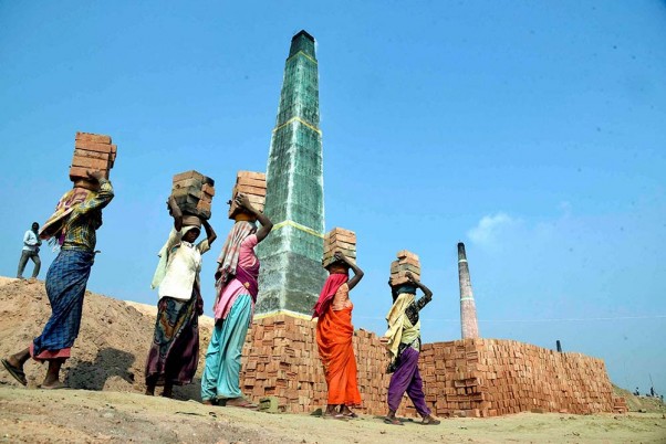 कोरोना वायरस के मद्देनजर लगाए गए लॉकडाउन के दौरान पटना में ‘मजदूर दिवस’ से एक दिन पहले ईंटों के भट्टे पर काम करते मजदूर