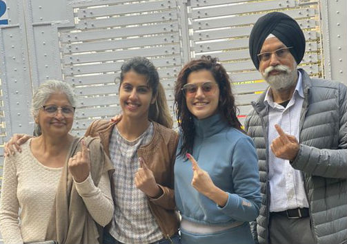 अपने परिवार के साथ वोट डालने के बाद बॉलीवुड अभिनेत्री तापसी पन्नू सोशल मीडिया पर शेयर की अपनी तस्वीर