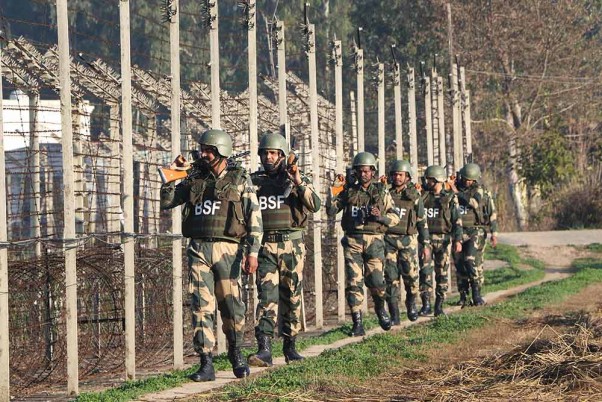 ‘गणतंत्र दिवस 2020’ से पहले जम्मू से लगभग 35 किमी दूर आरएस पुरा में भारत-पाक सीमा पर गश्त लगाते सीमा सुरक्षा बल के जवान