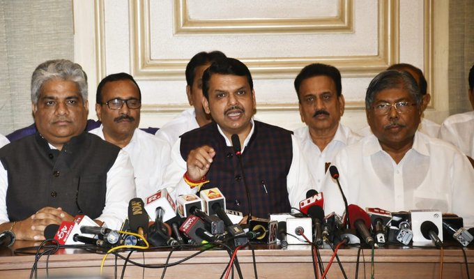अजित पवार द्वारा उपमुख्यमंत्री पद से इस्तीफा देने के कुछ देर बाद प्रेस कॉन्फ्रेंस करते देवेंद्र फडणवीस