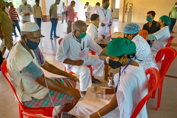 कोरोना वायरस के कारण लागू लॉकडाउन के बीच सांगली में लगाए गए चिकित्सा शिविर में कोविड-19 की जांच करवाते कृषि उपज बाजार समिति (एपीएमसी) के कार्यकर्ता