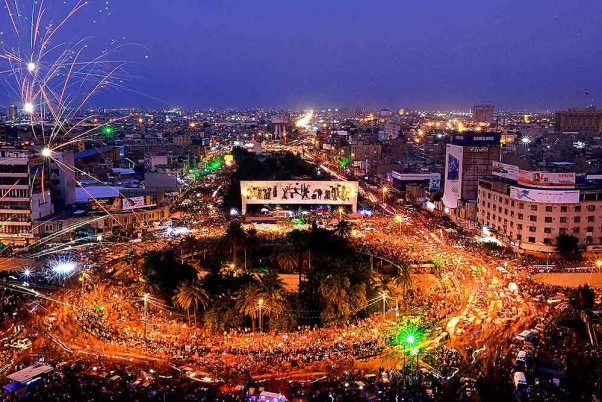 इराक के बगदाद में चल रहे सरकार विरोधी प्रदर्शनों के दौरान तहरीर स्क्वायर में इकट्ठा हुए प्रदर्शनकारी