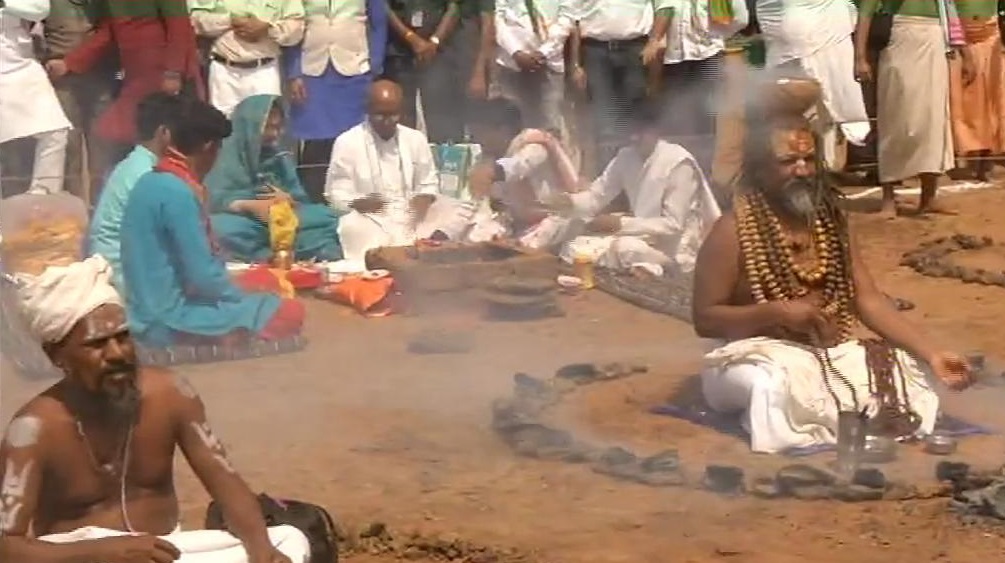 भोपाल में कंप्यूटर बाबा की अगुआई में कांग्रेस नेता दिग्विजय सिंह के समर्थन के लिए साधुओं ने रमाई धूनी