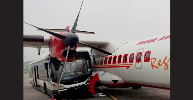 विमान से टकाराई बस
